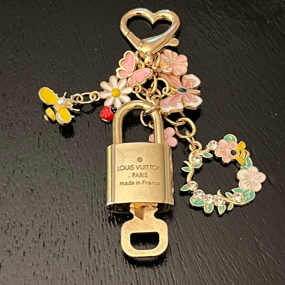 Louis Vuitton Lock & Key Set #323 with a Floral & Bee Charm Keychain/ Bag Charm - Picture 2 of 5